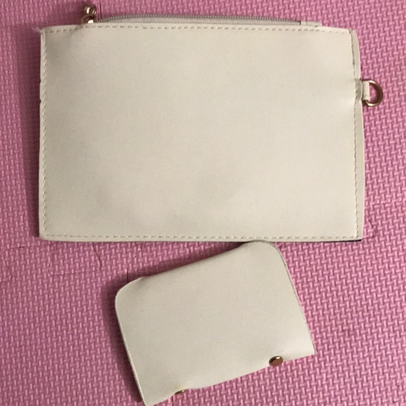 Disney’s Mickey Mouse Small Travel Bag with credit card holder - Picture 4 of 7